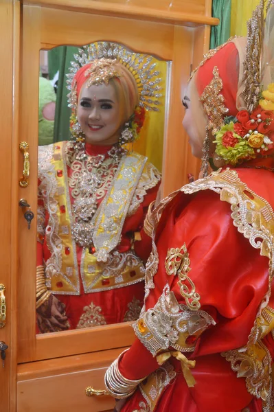 Tarakan Indonésie Avril 2018 Portrait Une Belle Mariée Bugis Portant — Photo