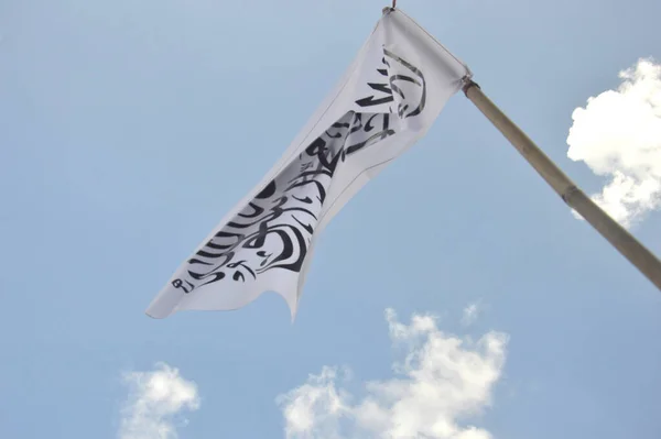 White Tauhid Flag Aginst Blue Sky White Clouds — Stock Photo, Image