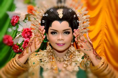 TARAKAN - INDONEZYA, 30 SPETEMBER 2017: Bugis gelinliği giymiş güzel bir böceğin portresi düğün gününden önce ya da düğün gününde