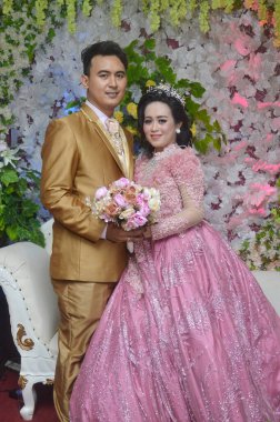 TARAKAN - INDONEZYA, 16 Mart 2019: Endonezyalı gelin çiftler koridorda poz verirken mutlu olurlar