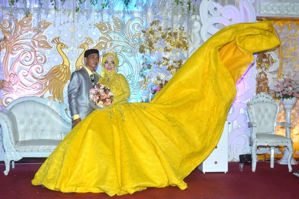 塔拉坎 印度尼西亚 2018年12月6日 印度尼西亚新婚夫妇在婚礼上摆姿势 — 图库照片