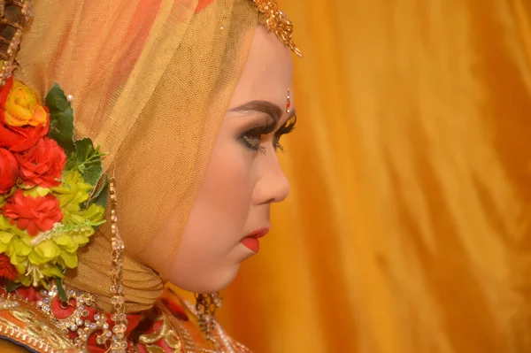 Tarakan Indonesia Abril 2018 Retrato Una Hermosa Novia Bugis Vestida — Foto de Stock