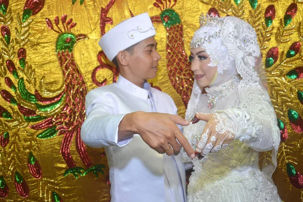 Tarakan Indonesia Diciembre 2018 Los Novios Hacen Amor Con Sus — Foto de Stock