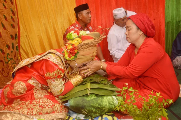 塔拉坎 印度尼西亚 2018年4月4日 Mappacci 是印度尼西亚未来新娘或新郎在婚礼前一天举行的传统婚礼 — 图库照片