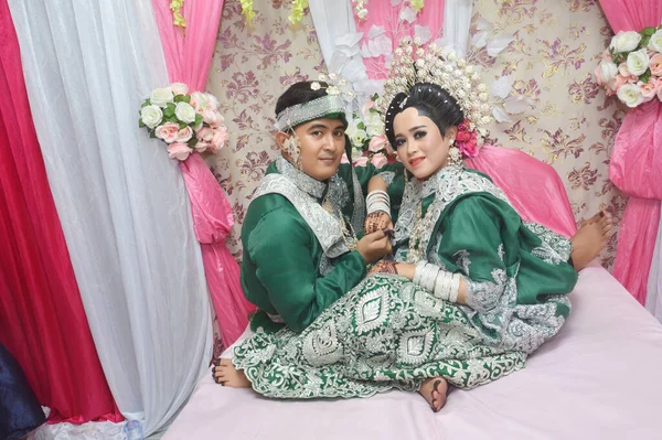 2019年3月16日 印尼新婚夫妇在婚房拍照时高兴地穿着木瓜 — 图库照片
