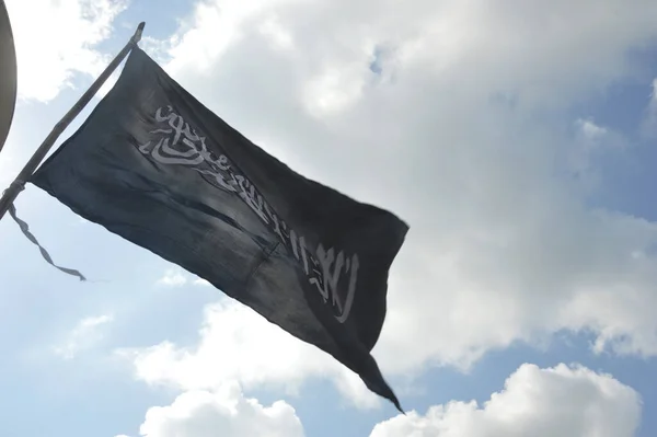 Black Tauhid Flag Aginst Blue Sky White Clouds — Stock Photo, Image