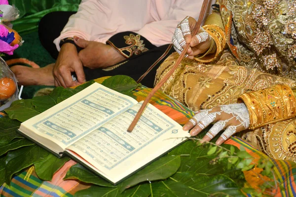 Tarakan Indonesia December 2018 Khatam Qur Indonesian Bugis Bride Her — Stock Photo, Image