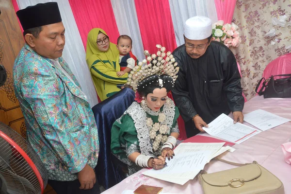 Tarakan Indonesia March 2019 Bride Signs Document Religious Department — Stock Photo, Image