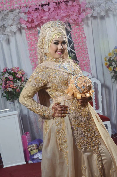 Tarakan Indonesien April 2018 Indonesische Braut Trug Braunes Kebaya Kostüm — Stockfoto