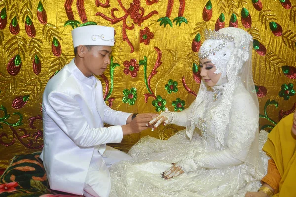 Tarakan Indonésia Dezembro 2018 Noivo Indonésio Anexa Anel Dedo Noiva — Fotografia de Stock
