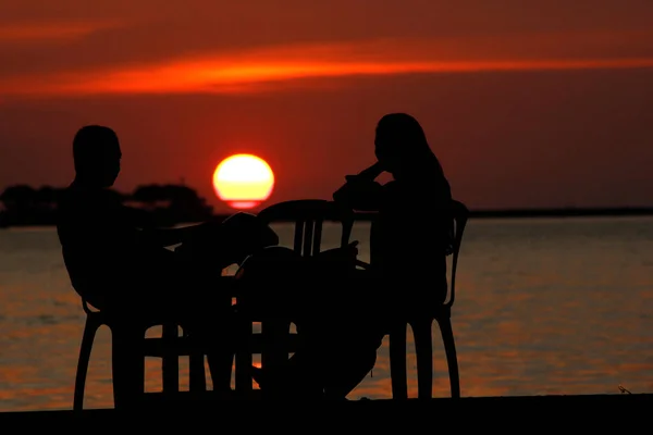 Silhouette Una Coppia Sulla Spiaggia Losari Makassar Indonesia — Foto Stock