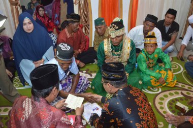 TARAKAN - INDONEZYA, 5 Kasım 2017: Gelinin ailesinin, kızıyla evlenmesi için dini meseleler yetkilisine verdiği talimat