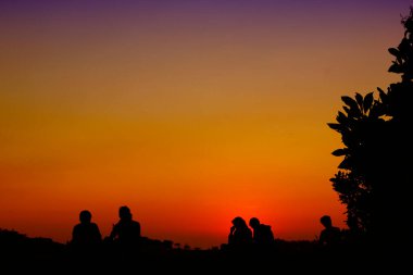 Tepedeki insanların silueti