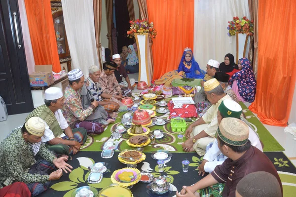 Tarakan インドネシア4 11月2017 バラザンジ 花嫁と新郎の司祭のグループによる祈りの読書は 結婚式の行列の1日または直前に開催されました — ストック写真