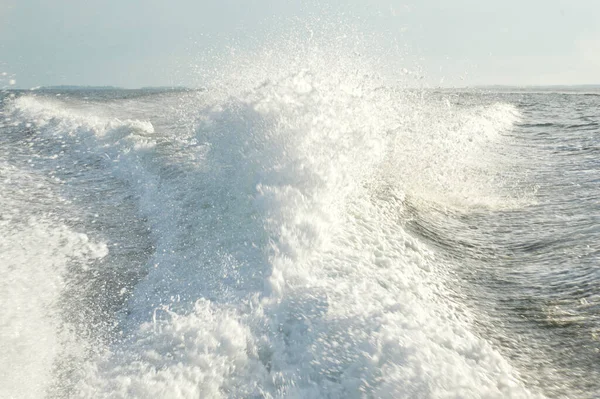 Grandes Ondas Motor Atrás Lancha Alto Mar — Fotografia de Stock