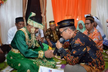TARAKAN - INDONEZYA, 5 Kasım 2017: Endonezya düğün töreni genellikle gelinin evinde veya camide yapılır