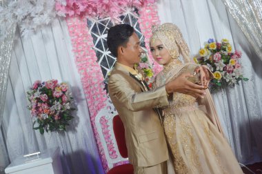 TARAKAN - Indonezya, 5 Nisan 2018: Endonezyalı gelin çiftler kahverengi kebaya kostümü giymişlerdi