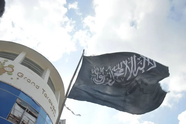 Μαύρη Σημαία Tauhid Aginst Μπλε Του Ουρανού Και Άσπρα Σύννεφα — Φωτογραφία Αρχείου