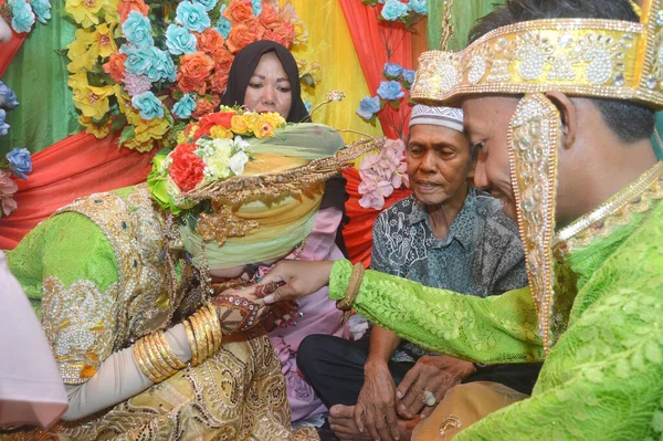 Tarakan Indonesia April 2018 Indonesian Bride Kisses Groom Hand Sign — Stock Photo, Image
