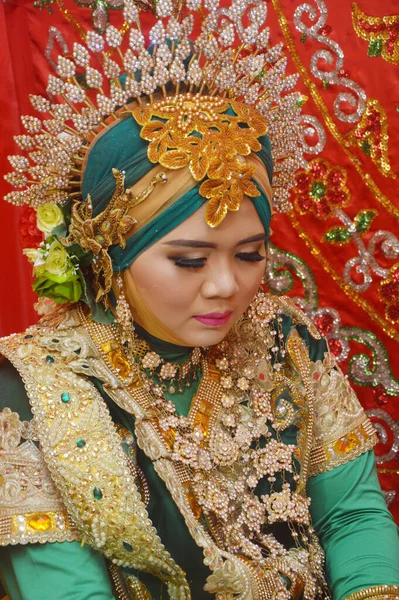 塔拉坎 2018年2月4日 印度支那 一个穿着传统布吉人新娘婚纱的漂亮新娘在婚礼前或婚礼当天的肖像 — 图库照片