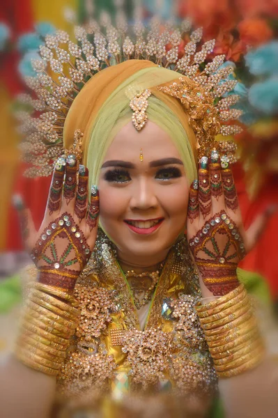 Таракан Індонезія Квітня 2018 Портрет Красивої Нареченої Бугісами Одягненої Традиційну — стокове фото