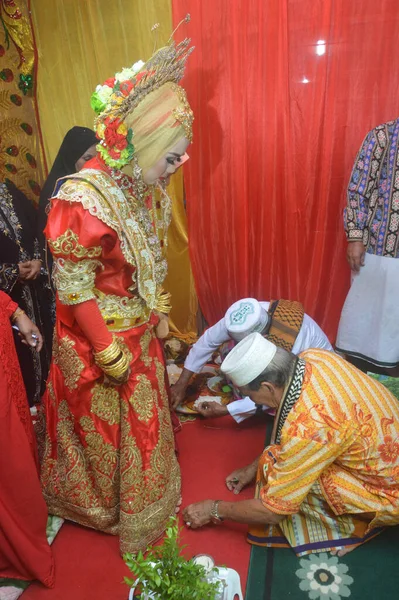 Таракан Индонезия Апреля 2018 Года Маппаччи Традиционная Свадебная Церемония Индонезийца — стоковое фото