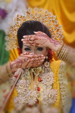 TARAKAN - İNDONEZYA, 29 SPETEMBER 2017: Bugis gelinliği giymiş güzel bir böceğin portresi düğün gününden önce ya da düğün gününde