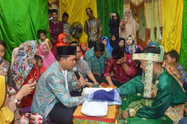 TARAKAN - INDONEZYA, 30 Eylül 2017: Endonezya düğün töreni genellikle gelinin evinde veya camide yapılır