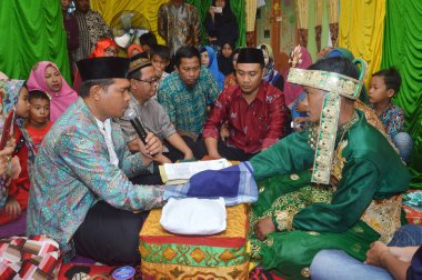 TARAKAN - INDONEZYA, 30 Eylül 2017: Endonezya düğün töreni genellikle gelinin evinde veya camide yapılır