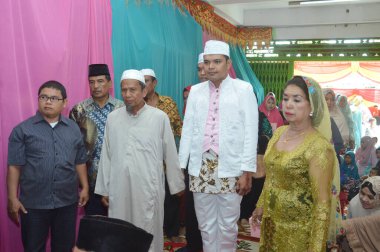 TARAKAN - İNDONEZYA, 4 Mart 2017: damat maiyeti gelinin evine gider