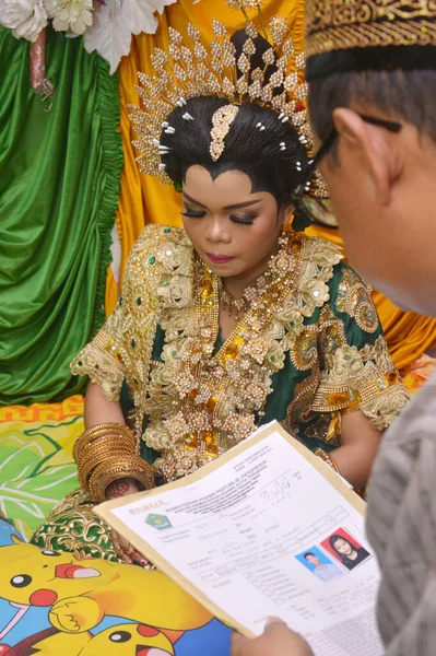 Таракан Индонезия Сентября 2017 Вручение Мандата Невесты Офицеру Делам Религий — стоковое фото