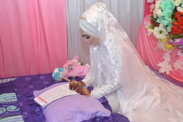Tarakan Indonesia Juli 2018 Bruid Ondertekent Het Document Van Religieuze — Stockfoto