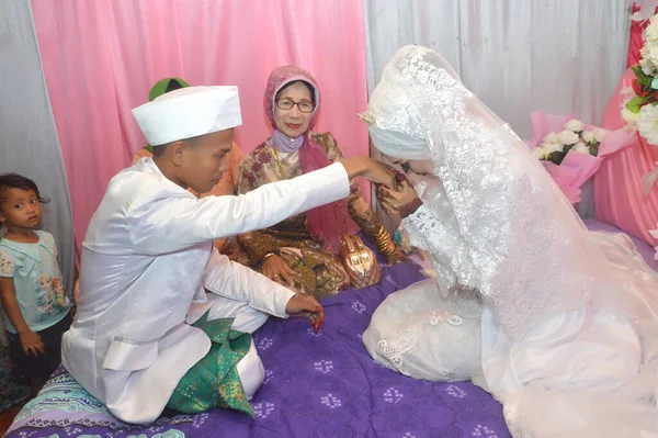 Tarakan Indonesien Juli 2018 Den Indonesiska Bruden Kysser Brudgummens Hand — Stockfoto