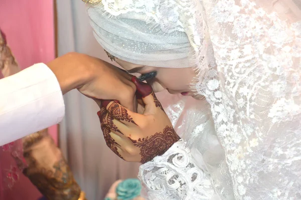 Tarakan Indonesien Juli 2018 Den Indonesiska Bruden Kysser Brudgummens Hand — Stockfoto