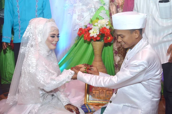 塔拉坎 印度尼西亚 2018年7月8日 印度尼西亚新郎将戒指绑在新娘的手指上 — 图库照片