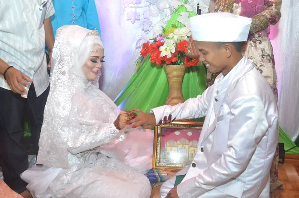 Tarakan Indonesia July 2018 Indonesian Bride Attaches Ring Groom Fingers — Stock Photo, Image