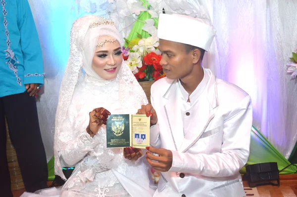 Tarakan Indonesia July 2018 Indonesian Bridal Couples Happy Wearing White — Stock Photo, Image
