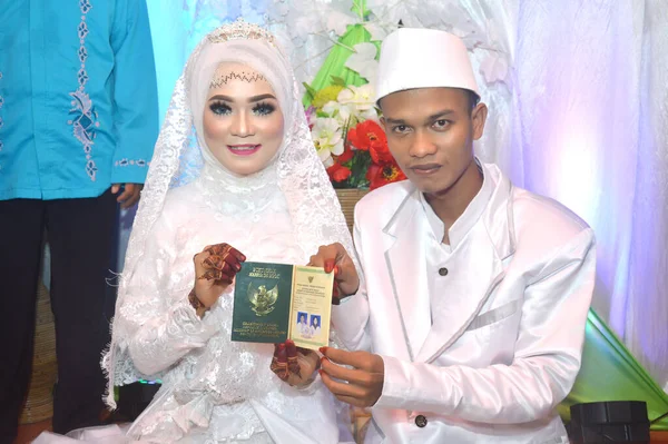 Tarakan Indonesia July 2018 Indonesian Bridal Couples Happy Wearing White — Stock Photo, Image