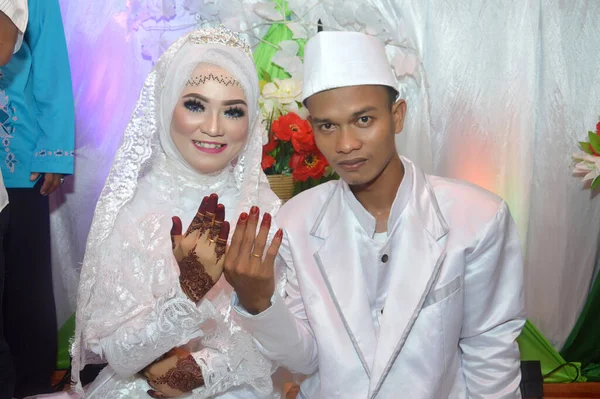 Tarakan Indonésia Julho 2018 Casais Nupciais Indonésios Mostram Suas Alianças — Fotografia de Stock