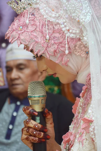 塔拉坎 印度尼西亚 2017年3月4日 印度尼西亚一位漂亮新娘在结婚当天穿着一件龙舌兰花婚纱的肖像 — 图库照片