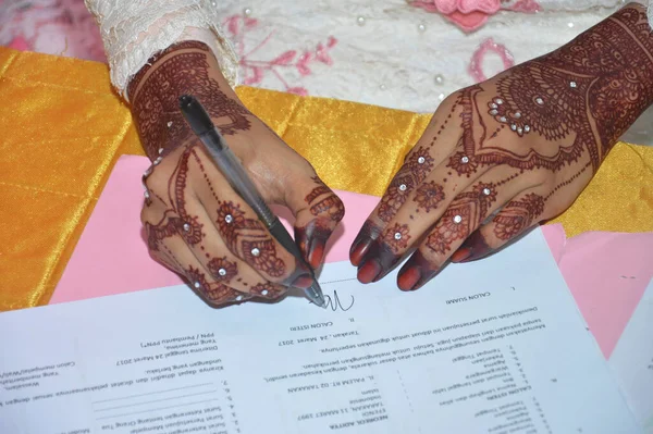 Tarakan Indonesia March 2017 Bride Signs Document Religious Department — Stock Photo, Image
