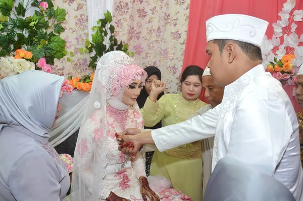 Tarakan Indonesia Marzo 2017 Mappasikarawa Tradición Boda Tribal Bugis Realiza —  Fotos de Stock