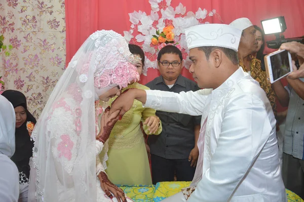 Tarakan Indonesia Μαρτιου 2017 Ινδονησιακή Νύφη Φιλάει Χέρι Του Γαμπρού — Φωτογραφία Αρχείου