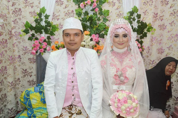 Tarakan Indonésia Março 2017 Casais Noivos Indonésios Estão Felizes Vestindo — Fotografia de Stock