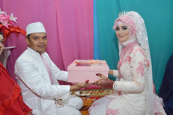 Tarakan Indonesia March 2017 Groom Hands Wedding Dowry Bride — Stock Photo, Image