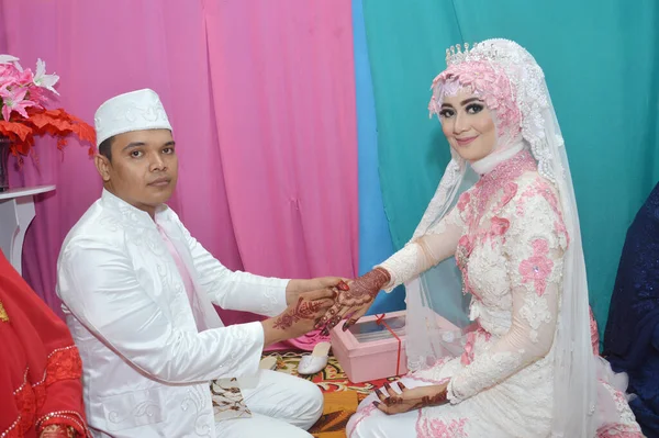 Tarakan Indonesien Mars 2017 Den Indonesiska Brudgummen Fäster Ringen Brudens — Stockfoto