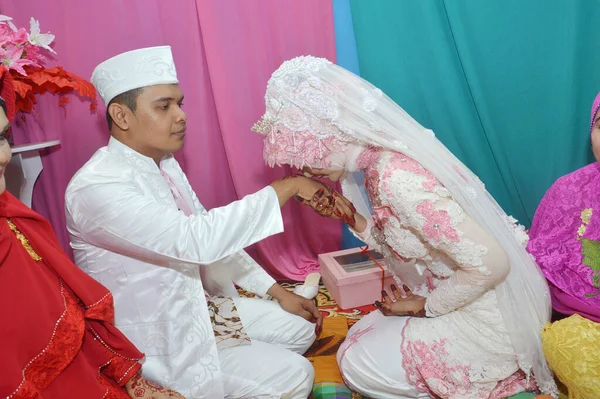 Tarakan Indonesia Marzo 2017 Sposa Indonesiana Bacia Mano Dello Sposo — Foto Stock