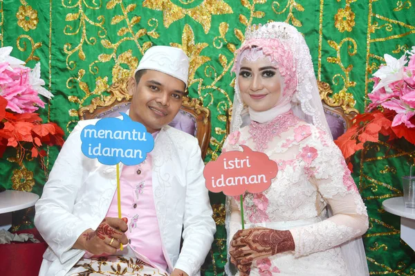 Tarakan Indonesia March 2017 Indonesian Bridal Couples Happy Wearing Kebaya — Stock Photo, Image