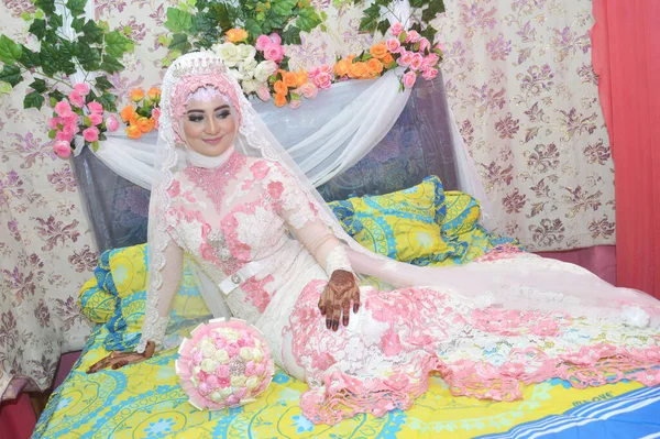 Tarakan Indonésia Março 2017 Linda Noiva Indonésia Feliz Vestindo Uma — Fotografia de Stock