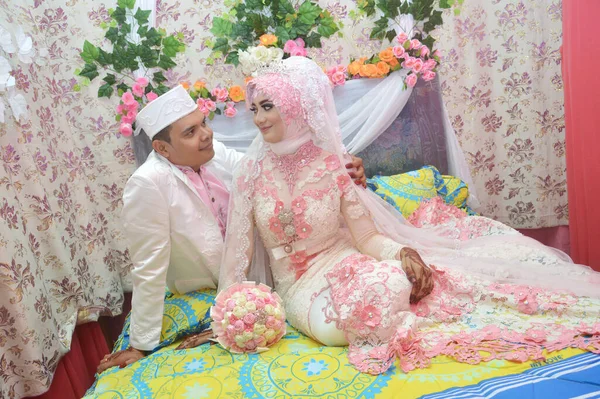 Tarakan Indonésia Março 2017 Casais Noivas Indonésios Estão Felizes Vestindo — Fotografia de Stock